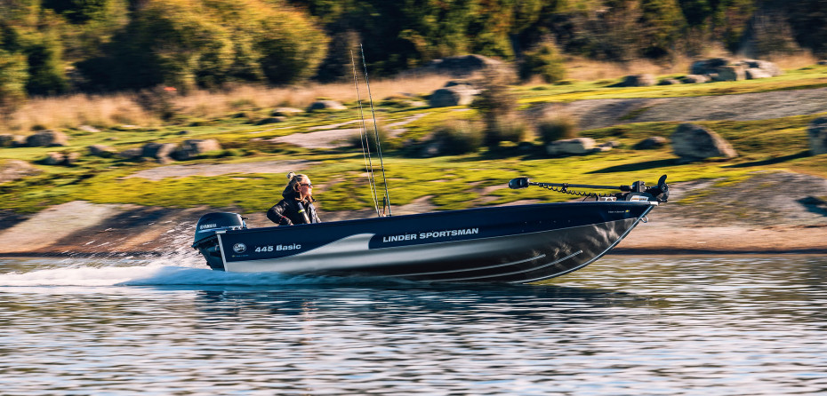 Evelina Henriksen kör sin fiskebåt från Linder.