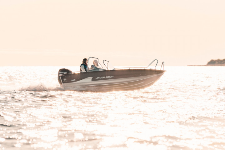 En Linder motorbåt Arkip 460 på vattnet som glittrar i solen.